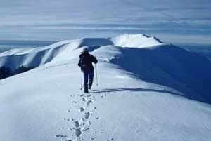 Przejście granią z Wielkiego Wierchu 1598 m na Stoj 1697 m. Na szczycie widoczne zabudowania opuszczonej sowieckiej wojskowej stacji radiolokacyjnej, rozebranej w późniejszym okresie, fotografia z roku 1994. Fot. Robert Kubit