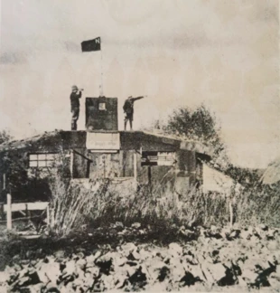 Paul Robien (z lornetką) wraz z 16-letnim synem Paulem Ruthke jun. (także zawodowym ornitologiem) na dachu domu na wyspie Mönne (Sadlińskie Łąki). Zdjęcie autorstwa słynnego szczecińskiego fotografa Maxa Dreblowa pochodzi z reportażu pod tytułem „Der pommersche Robinson” („Pomorski Robinson”), który ukazał się 15 listopada 1924 r. w magazynie „Stettiner Illustrierte Zeitung”.