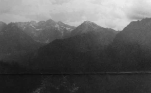 
Grzbiet Opalonego z Orlą Ścianą nad Doliną Roztoki – orły stamtąd wyrugowano. Fot. Tomasz Borucki
