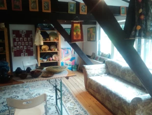 Galeria ceramiki na stryszku pracowni ceramicznej. Fot. Maja Dobiasz-Krysiak
