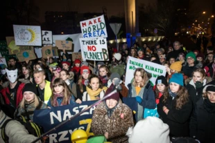 Do protestu w Warszawie dołączyli uczniowie z Młodzieżowego Strajku Klimatycznego. Fot. Jakub Szafrański