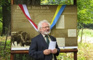Jerzy B. Parusel podczas uroczystego odsłonięcia w Murckach pamiątkowej tablicy poświęconej 150 rocznicy sprowadzenia żubrów na Górny Śląsk, 2015 r. Fot. Archiwum Centrum Dziedzictwa Przyrody Górnego Śląska