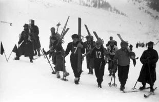 Dzisiaj sytuacja wręcz niewyobrażalna – uczestnicy slalomu narciarskiego na Hali Kondratowej w drodze pieszo na start zawodów. Międzynarodowe Zawody Narciarskie o Mistrzostwo Polski w Zakopanem, luty 1935 r. Fot. Narodowe Archiwum Cyfrowe
