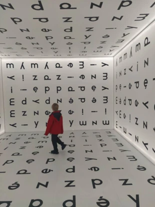 Instalacja Stanisława Dróżdża „Między”, 1977-2004, kolekcja MOCAK-u. Fot. Dagmara Stanosz