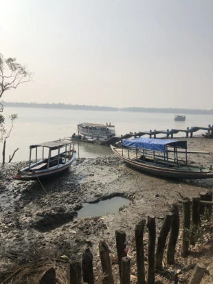 Ląd na Sundarbanach jest niestabilny, zalewany i wciąż eroduje. Fot. Marta Sawicka-Danielak