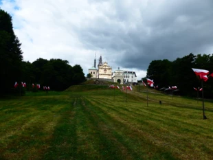 Łąki świeże skoszone w związku z przygotowaniami do jednej z uroczystości organizowanej przez oblatów, lipiec 2019 r. Fot. Łukasz Misiuna