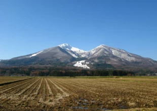 Wulkan Bandai – jedna ze 100 najpopularniejszych gór w Japonii i atrakcja turystyczna prefektury Fukushima. Autor: Qwert1234, CC BY-SA 3.0