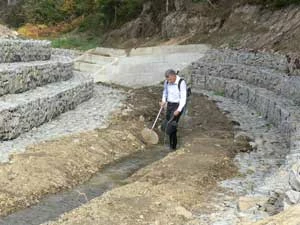Roman Żurek sprawdza stan ichtiofauny w zniszczonym potoku Drożdżynka