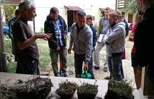 
Peter uczy o glebie. Fot. Ewa Smuk-Stratenwerth
