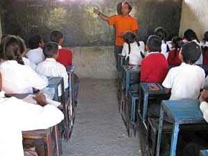 
Mohammad Tajeran w czasie zajęć w nepalskiej szkole. Fot. Z archiwum Mohammada Tajerana

