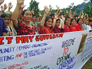 
Mieszkańcy wiosek z Long Ajeng wyrażają swoje poparcie dla „Parku Pokoju Penan” poprzez podniesienie dłoni. W ceremonii otwarcia wzięło udział ok. 200 osób. Fot. © Bruno Manser Fonds
