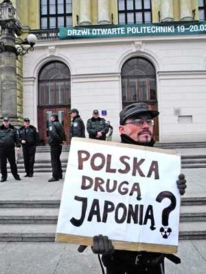 15 marca na Placu Politechniki Warszawskiej odbyła się pikieta przeciwko planom budowy elektrowni jądrowej w Polsce. W tym samym czasie w gmachu Politechniki Warszawskiej miała miejsce konferencja promocyjna francuskiego koncernu EDF – Électricité de France i Francuskiej Agencji Atomowej. Fot. z archiwum IAN