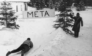 Zaskakujący wygląd mety przedwojennych zawodów w saneczkarstwie. Zjazd saneczkowy, zawodnik na finiszu. Mistrzostwa Europy Środkowej w Saneczkarstwie i Bobslejach w Zakopanem, luty 1929 r. Fot. Narodowe Archiwum Cyfrowe