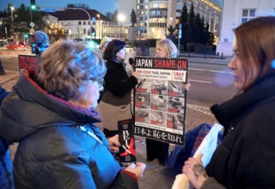 Protest grupy Warsaw Dolphin Defenders przed Wydziałem Informacji i Kultury Ambasady Japońskiej w Warszawie. Na plakacie podane są kwoty połowowe na sezon 22/23, listopad 2023 r. Fot. Edwin Radzikowski