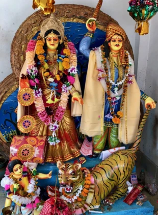 Tradycyjna kapliczka Bon Bibi, jaką można spotkać na każdym rogu w Sundarbanach. Fot. Marta Sawicka-Danielak