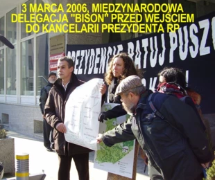 
Amerykańsko-hiszpańsko-polska reprezentacja koalicji BISON przed kancelarią prezydenta RP, 6 marca 2006 r. Fot. Janusz Korbel

