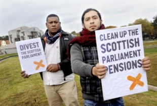 Samuel Arregoces pochodzi ze wsi Tabaco, wspólnoty drobnych rolników pochodzenia afrykańskiego, która została brutalnie eksmitowana w 2001 roku, aby umożliwić rozbudowę ogromnej kopalni odkrywkowej Cerrejon. Danilo Urrea, CENSAT (Friends of the Earth Colombia) działa na rzecz reformy polityki górniczej Kolumbii. W 2015 roku w Edynburgu zaapelowali, by szkocki parlament przestał finansować eksploatację środowiska Kolumbii. Fot. Colin Hattersley/FOES flickr.com/photos/friendsoftheearthscotland/22425510992