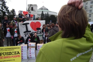 
Przed Sejmem. Złożenie podpisów pod obywatelskim projektem ustawy umożliwiającym powoływanie nowych parków narodowych. Fot. Ryszard Kulik
