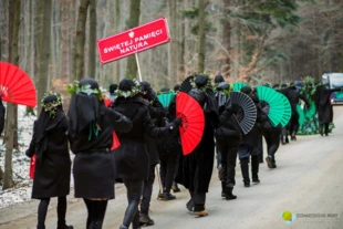 Kondukt żałobny pod Łyścem. Fot. Małgorzata Kowal