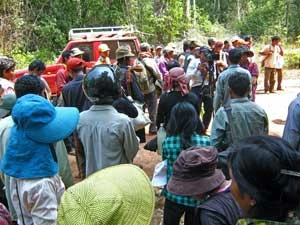
Demonstracja przedstawicieli plemienia Kuy w lesie. Fot. Allan Michaud
