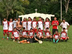 Kostaryka. Piłka nożna w tym kraju to coś więcej niż religia. Miejscowi z otwartymi rękoma przyjęli mnie do swego lokalnego klubu Deportivo Las Juntas, gdzie byłem pierwszym w historii grającym z nimi gringo, do tego na pozycji bramkarza. Fot. Archiwum Gniewomira Skrzysińskiego