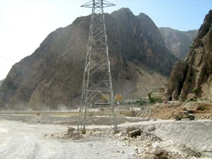 Ustawianie maszyn i sprzętu w miejscu budowy, który zostanie tam już na zawsze. Karun 4. Fot. Mohammad Tajeran