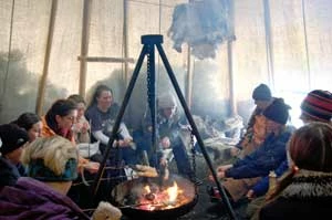 Wnętrze tradycyjnego namiotu (ang. Sami tent) ludu Samów, powszechnie wykorzystywanego przez Norwegów w zimie przy okazji wycieczek narciarskich. Bø, Norwegia, 2009. Fot. Kornelia Michalak
