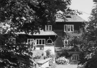 Wkomponowany w krajobraz dawny dom Marii Kuncewiczowej w Kazimierzu . Fot. Andrzej Ginalski