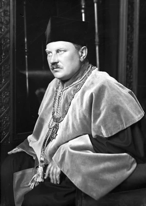 Władysław Szafer – botanik, profesor i rektor Uniwersytetu Jagiellońskiego, wiceprezes PAU. Fotografia portretowa w uroczystym stroju akademickim. Fot. Narodowe Archiwum Cyfrowe