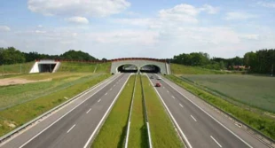 Górne przejścia dla zwierząt nad drogą ekspresową S-5 i linią kolejową E59 – optymalne rozwiązania dla minimalizacji skumulowanych oddziaływań barierowych. W projektowaniu przejść uczestniczyli przyrodnicy. Fot. Rafał T. Kurek