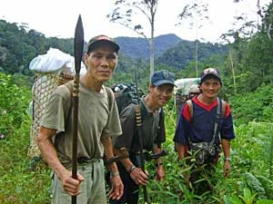 
„Całe nasze kulturalne dziedzictwo jest w lesie i musi być zachowane dla przyszłych pokoleń” powiedział były wódz z Penan z regionu Upper Baram – James Laloh Keso (w środku). Fot. © Bruno Manser Fonds
