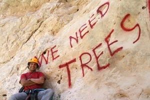 
Napis „We need trees” umieszczony na ścianie tamy, aby zaznaczyć nasze stanowisko w sprawie zatapiania drzew
