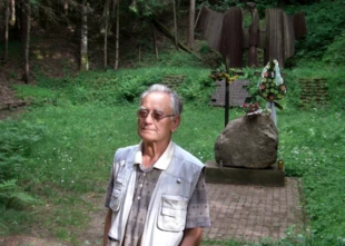 Autor wiersza w białowieskiej żwirowni. Fot. Janusz Korbel