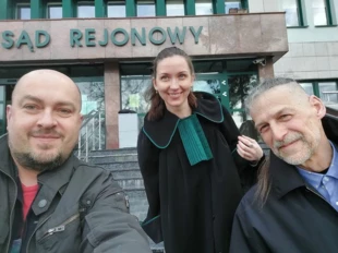 Adwokatka Karolina Kuszlewicz oraz obwinieni Krzysztof Piotrowski i Łukasz Misiuna w sprawie o zakłócanie porządku publicznego w czasie konferencji z okazji 70-lecia Świętokrzyskiego Parku Narodowego. Fot. Łukasz Misiuna