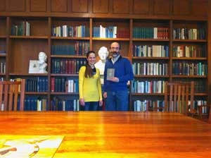 Jeffrey S. Cramer z polskim wydaniem „Waldenu” oraz autorka wywiadu w Bibliotece Instytutu Thoreau w Lincoln. Fot. archiwum Anny Patejuk