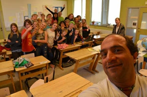 Po spotkaniu z uczniami w szkole Kristoferskoolen w Sztokholmie (Szwecja). Fot. Mohammad Tajeran