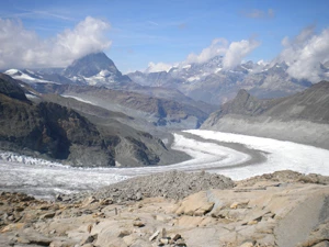 
Skracanie okresu z trwałą pokrywą śnieżną jest zjawiskiem prawdopodobnie nieodwracalnym i negatywnie wpływającym na wszystkie elementy środowiska. Szwajcaria, Alpy, Matterhorn, Lodowiec Gornergletscher, lipiec 2009. Fot. Piotr Witosławski
