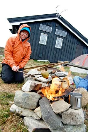 Tradycyjny biwak pod namiotem na jednym z największych płaskowyży w Europie – Hardangervidda. Norwegia, 2009. Fot. Maja Miziur
