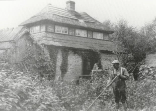 Paul Robien przed budynkiem jego stacji przyrodniczej na wyspie Mönne (Sadlińskie Łąki) w 1930 r. Na schodach jego druga żona Eva Windhorn. Źródło: archiwum Hartwiga Ruthke