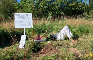 Uziemienie. Po ceremonii posadzenia lipy upamiętniającej Joannę Macy w Osadzie.Earth w Prosinku. Fot. Emilia Ślimko