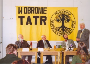 Profesorowie Roman Andrzejewski, Zbigniew T. Wierzbicki i Jerzy Lefeld podczas prezentacji apelu przeciwko niszczeniu tatrzańskiej przyrody, podpisanego w grudniu 2002 r. z inicjatywy Pracowni przez ponad stu naukowców z tytułem profesora. Fot. Radosław Ślusarczyk