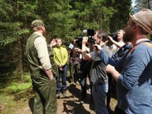 
Straż Leśna nie wpuściła delegacji naukowców na teren wycinki. 9 czerwca. Fot. Radosław Ślusarczyk
