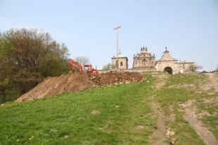 Koparka usypująca skarpę pod ołtarz na Świętym Krzyżu, maj 2006 r. Fot. Andrzej Przychodni