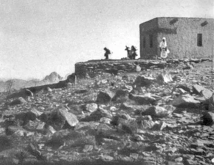 Przed pustelnią Karola De Foucauld w górach Ahaggar. Fot. Dzięki uprzejmości Małych Sióstr Jezusa