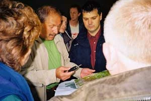 Prezes firmy Fakro wyjaśnia, gdzie miałby znajdować się kompleks rekreacyjny Szczawniczek w gminie Muszyna, wrzesień 2008. Fot. Grzegorz Bożek
