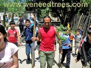 
W Baku w Azerbejdżanie jak w wielu innych miejscach Mohammad sadzi drzewa z młodzieżą
