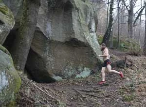 Bieganie naturalne to nie tylko bieganie boso bądź w prostych sandałach. W ten nurt wpisują się również buty, nawiązujące do minimalizmu i ułatwiające bieganie w trudnym górskim terenie. Fot. Anna Szeliga