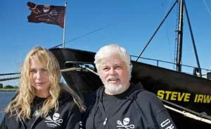 
Kapitan Paul Watson i aktorka Darryl Hannah przed statkiem Steve Irwin w Brisbane w Australii, przed Operacją Musashi w Antarktyce. Fot. Eric Cheng / Sea Shepherd
