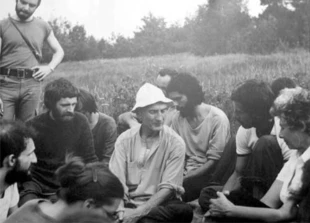Kamieńczyk, lato 1978, trzeci od lewej Janusz Korbel, trzeci od prawej Wojciech Eichelberger. W środku Philip Kapleau – amerykański nauczyciel buddyzmu zen. Fot. Archiwum Wojciecha Eichelbergera