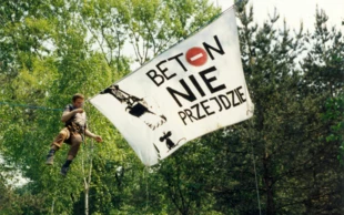 Ekolodzy protestują przeciwko niszczeniu dzikiej przyrody w trakcie budowy autostrady na Górze Św. Anny. Fot Jacek Zachara